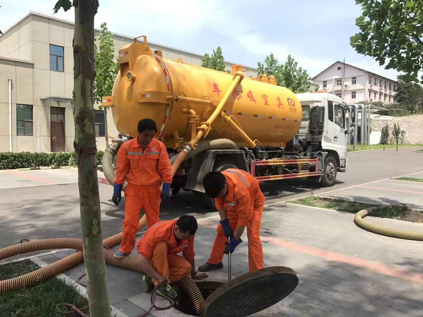 兴安管道疏通车停在窨井附近