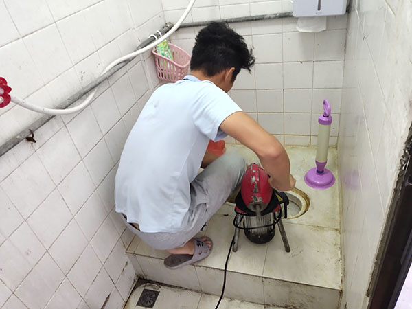 兴安管道堵塞冒臭气 专业师傅现场解决问题