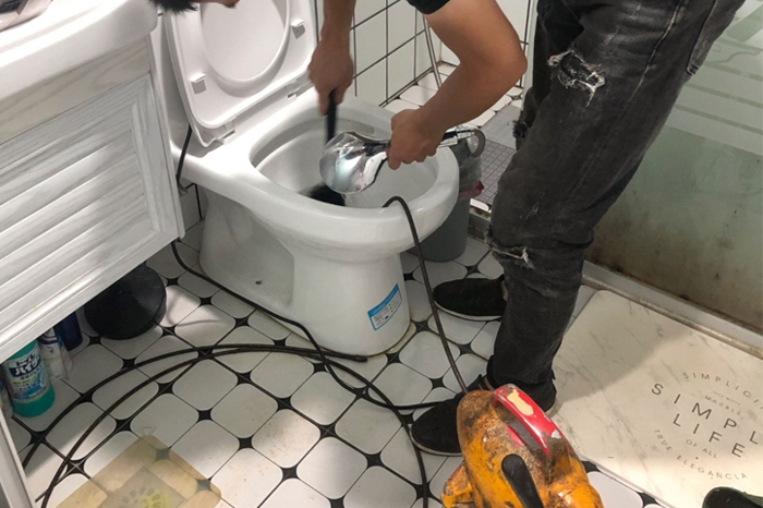 兴安马桶堵塞自己疏通还是找师傅？专业上门服务让你省时更省心